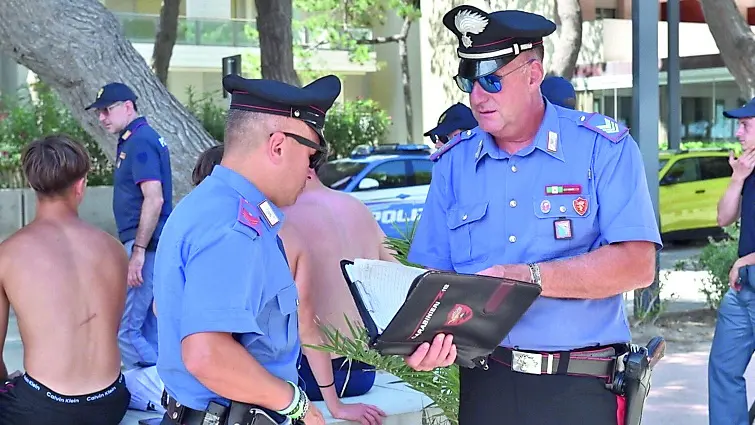 Carabinieri al lavoro a Lignano Sabbiadoro nell’ambito dell’ordinanza sulla zona rossa