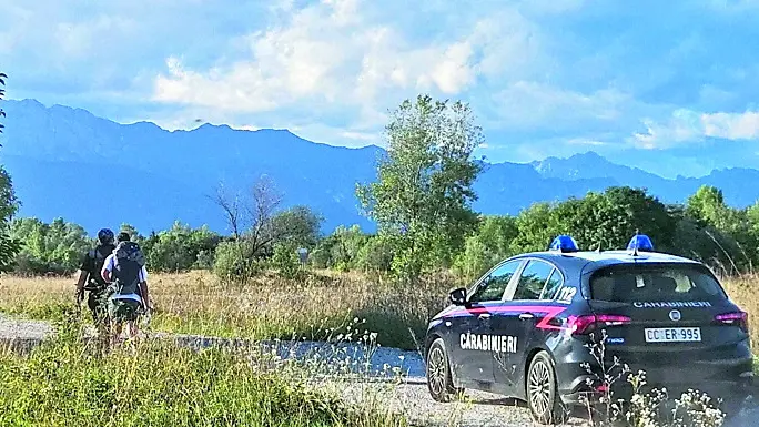 I controlli messi in campo dai carabinieri lungo la strada sterrata dei Magredi (foto brisoto/petrussi)