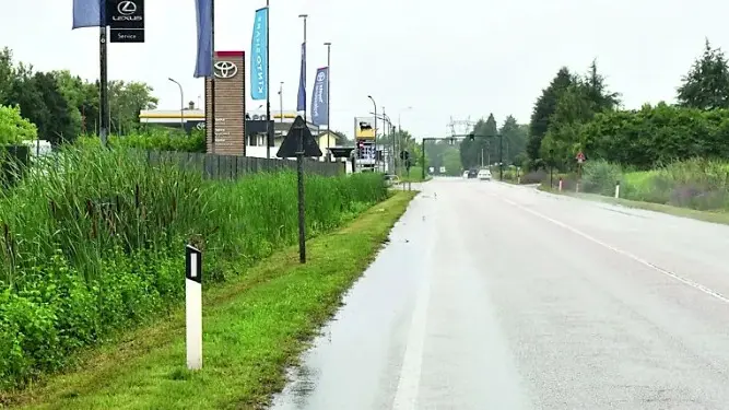 L’area in cui è stato trovato a bordo strada, riverso a terra, il 45enne foto petrussi