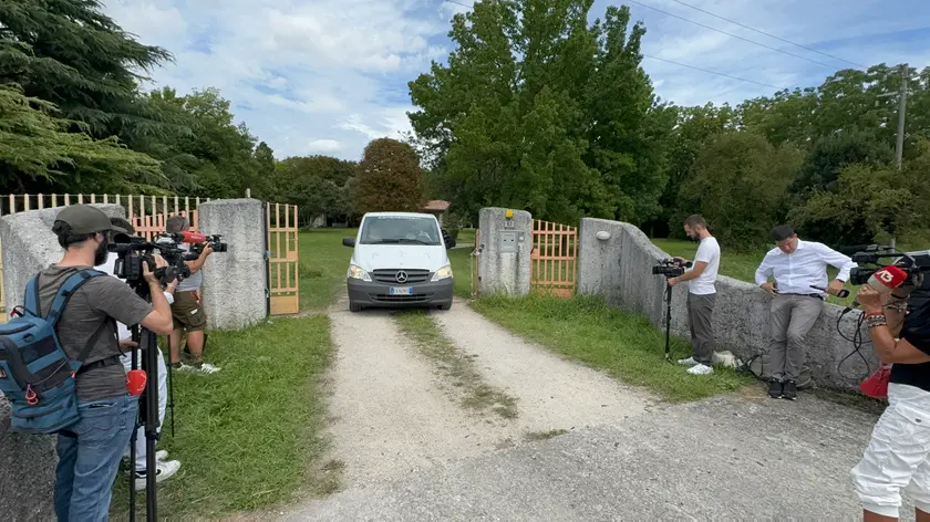 L'ingresso della villa dove è successa la tragedia