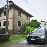 La villetta degli orrori in via dei Lotti a Gemona del Friuli, che sarà oggetto di ulteriori verifiche dei carabinieri.