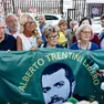 Una manifestazione per la liberazione di Alberto Trrentini, al centro la madre Armanda Colusso