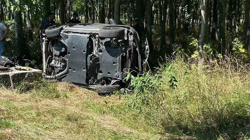 L'auto ribaltata nel fosso