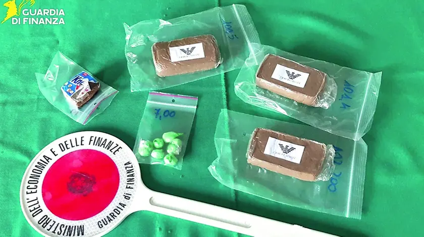 Il sequestro di stupefacente. I tre panetti di hashish e le dosi di cocaina rinvenuti lo scorso marzo