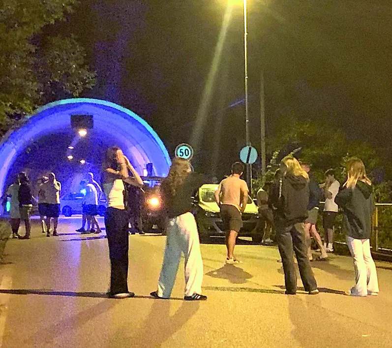Mani nei capelli per i giovani accorsi all’imbocco della galleria subito dopo l’incidente foto ambrosio/petrussi