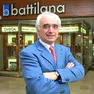 Rudy Battilana ritratto di fronte alla sua gioielleria in via Rialto