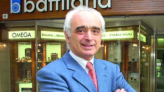 Rudy Battilana ritratto di fronte alla sua gioielleria in via Rialto