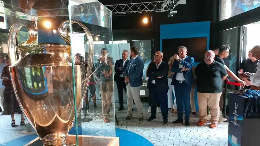 La cerimonia di presentazione e giovani in attesa (foto Boemo)
