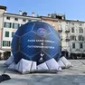 L’installazione in piazza San Giacomo al fianco della gigantografia della supercoppa