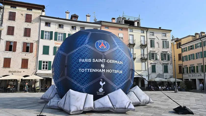 L’installazione in piazza San Giacomo al fianco della gigantografia della supercoppa