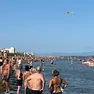 L'elisoccorso si avvicina alla spiaggia