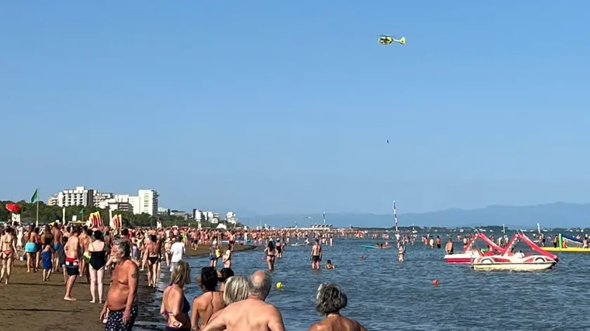 L'elisoccorso si avvicina alla spiaggia