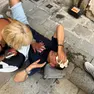 Il tabaccaio Cristian Tosi a terra dopo essere stato preso a pugni e calci