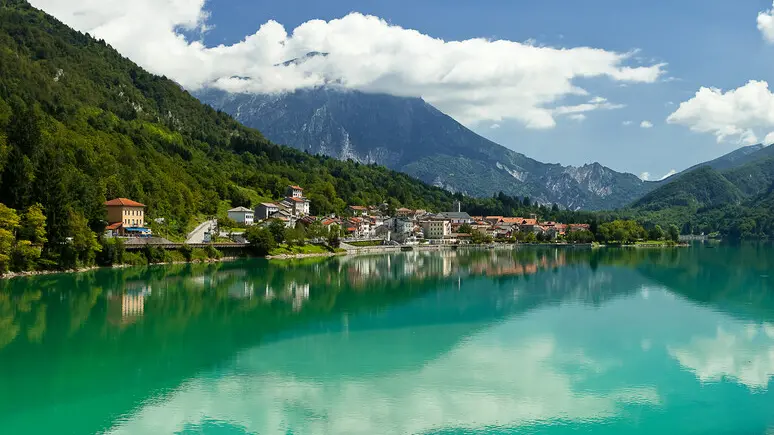 Un suggestivo scorcio del Lago di Barcis con i suoi bellissimi colori