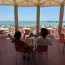 Una coppia durante la pausa caffè in un bar della zona di Pineta