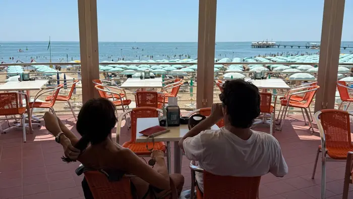 Una coppia durante la pausa caffè in un bar della zona di Pineta