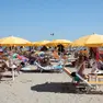 Relax sotto l’ombrellone nel comprensorio Git di Grado. Foto Bonaventura