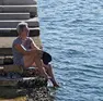 Una donna cerca refrigerio a Trieste (Lasorte)