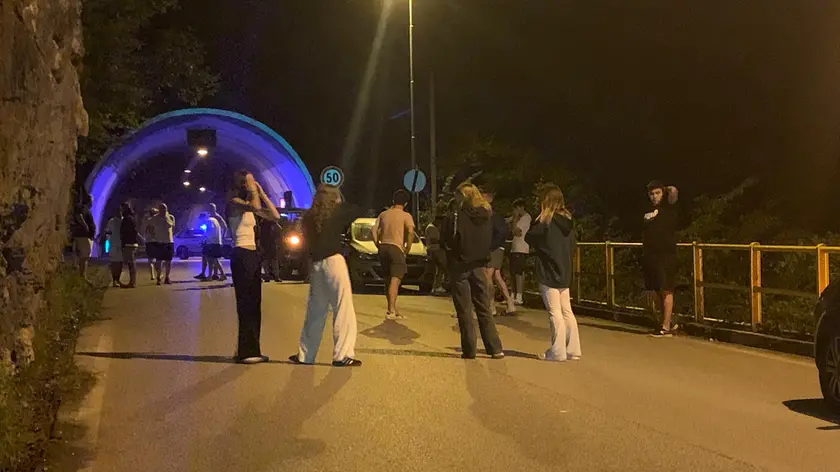 Gli amici sul luogo della tragedia