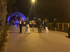 Gli amici sul luogo della tragedia