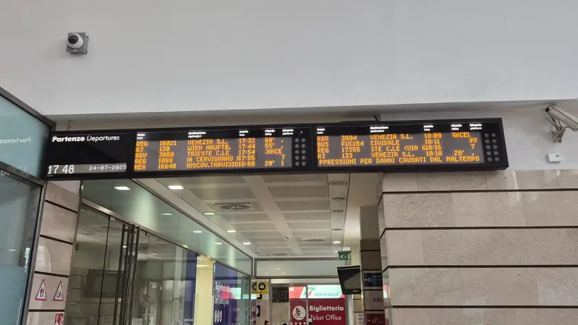 Il tabellone della stazione di Udine con ritardi e cancellazioni (Foto d'archivio)