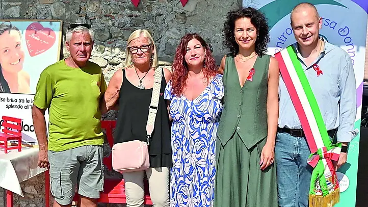 Un momento della cerimonia con i genitori della giovane