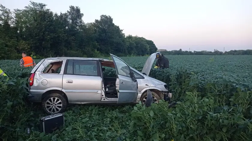 L'auto finita nel campo di soia lungo la A23
