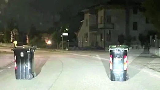 Un altro episodio di vandalismo si è verificato a Prata: bidoni abbandonati di notte in mezzo alla strada