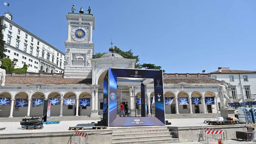 I preparativi in piazza Libertà