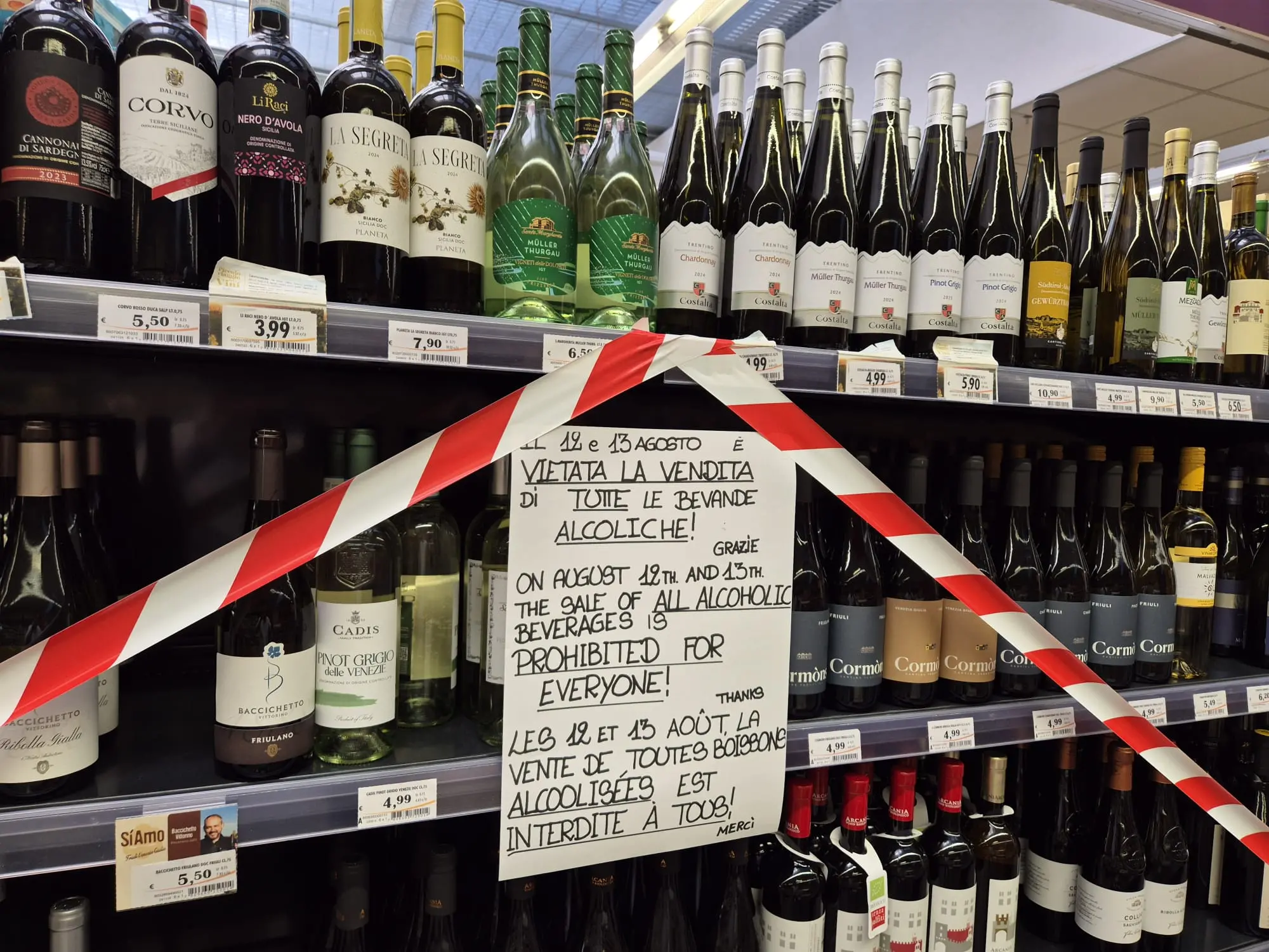 Uno scaffale di vini sbarrato in un supermercato