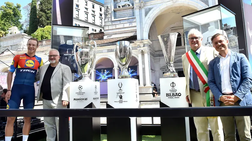 L'inaugurazione del Fan Festival in piazza Libertà, con i tre trofei Uefa. Foto Petrussi