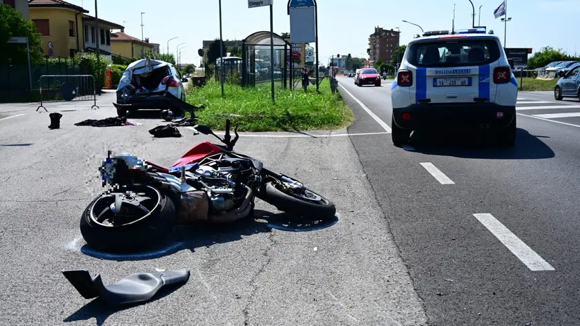 Sul posto è intervenuta la polizia locale