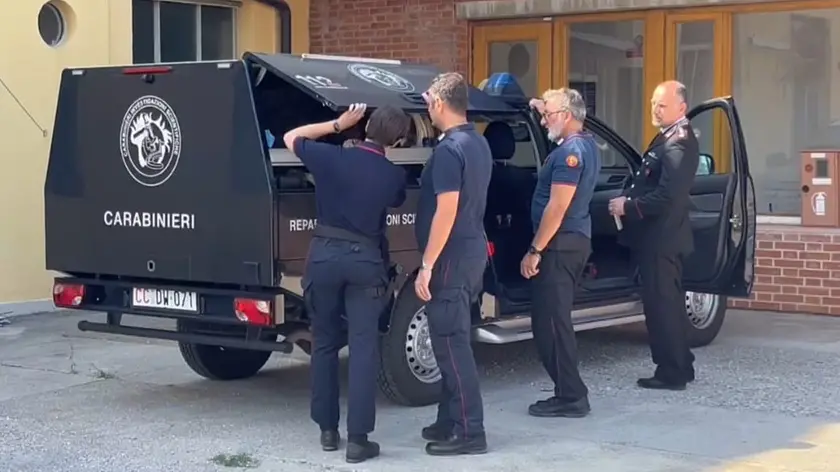 I carabinieri del Ris dopo il sopralluogo effettuato nella casa della famiglia Venier (foto Petrussi)