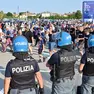 L'arrivo degli ultras del Psg allo stadio Friuli, seguito con attenzione dalle forze dell'ordine. Foto Petrussi