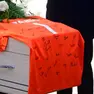Le maglie con le firme dei compagni di squadra appoggiate sulle bare dei due giovani (foto Petrussi)