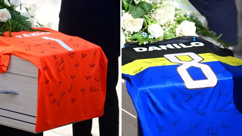 Le maglie con le firme dei compagni di squadra appoggiate sulle bare dei due giovani (foto Petrussi)