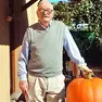 Aldo Riga, 90 anni, con una delle zucche che coltivava