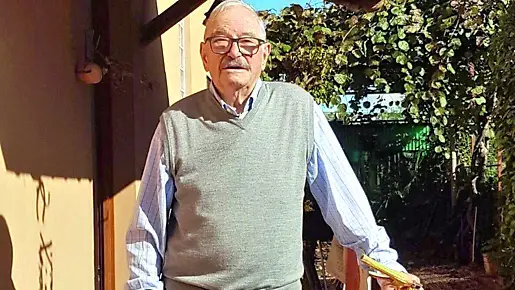 Aldo Riga, 90 anni, con una delle zucche che coltivava