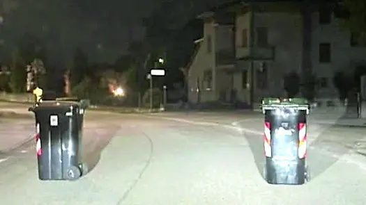 Dopo il caso dei bidoni, sulla strada di Villanova a Prata sono spuntate le pietre