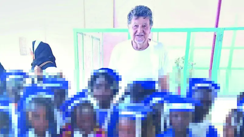 Don Luigi Cignolini con alcuni bambini di una delle scuole in Sudan che segue con la sua missione