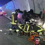 I vigili del fuoco al lavoro nella galleria Zannier