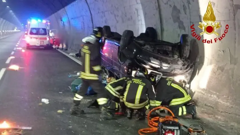 I vigili del fuoco al lavoro nella galleria Zannier
