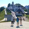 Molti turisti si sono concessi la camminata sul Lussari