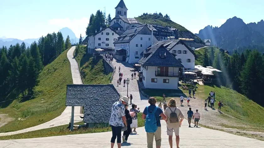 Molti turisti si sono concessi la camminata sul Lussari