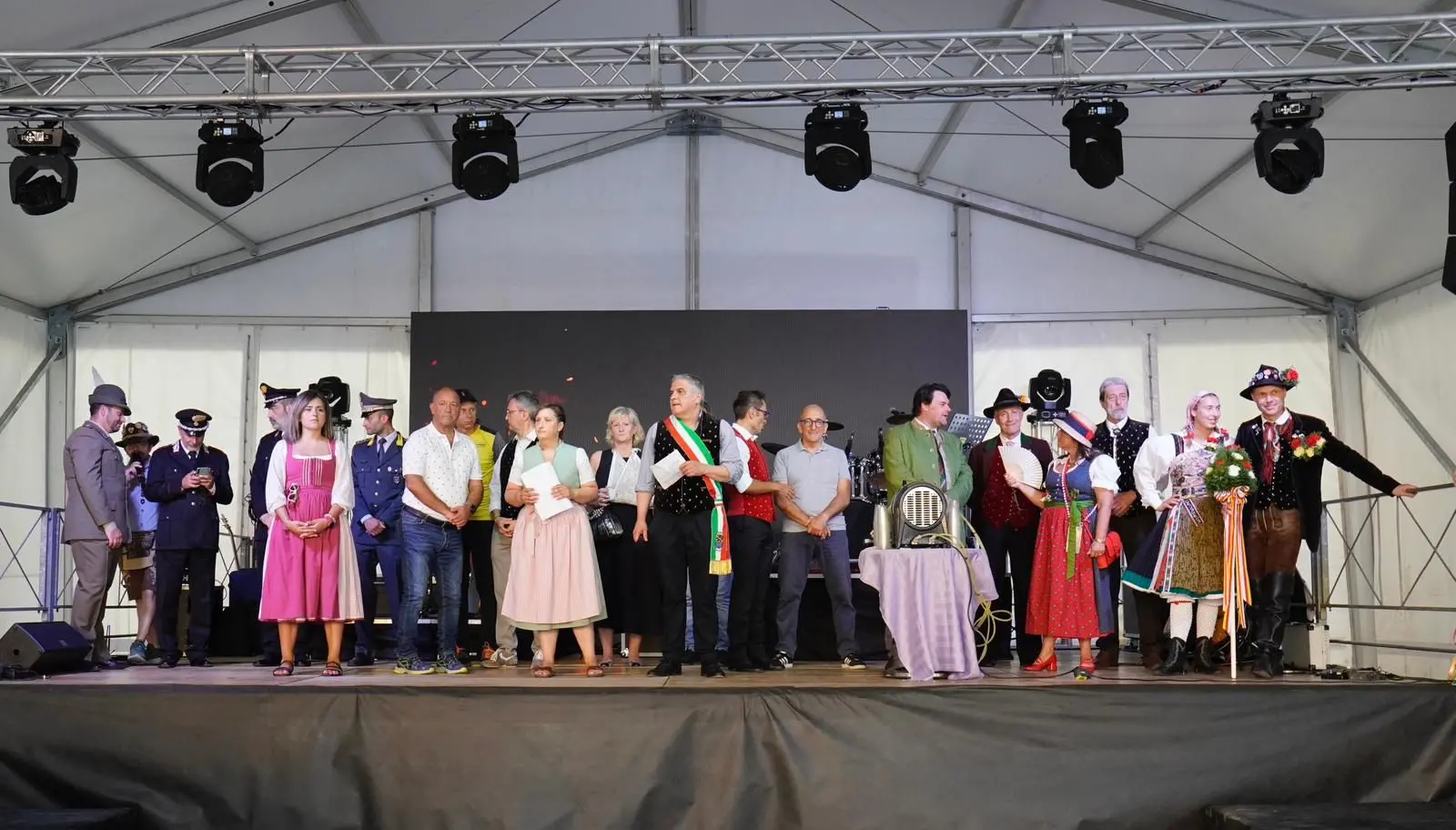 La festa del folklore, iniziata il 14 agosto con il rituale taglio del nastro e la sfilata in costumi tradizionali, proseguirà fino al 17 agosto. Ferragosto con i turisti sul monte Lussari e sentieri affollati Quattro giorni di eventi che intrecciano tradizioni, natura, musica e gastronomia, con attività pensate per tutte le età.