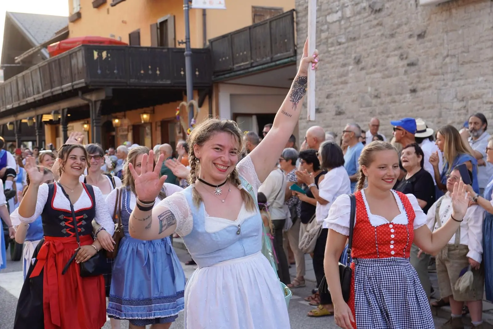 La festa del folklore, iniziata il 14 agosto con il rituale taglio del nastro e la sfilata in costumi tradizionali, proseguirà fino al 17 agosto. Ferragosto con i turisti sul monte Lussari e sentieri affollati Quattro giorni di eventi che intrecciano tradizioni, natura, musica e gastronomia, con attività pensate per tutte le età.