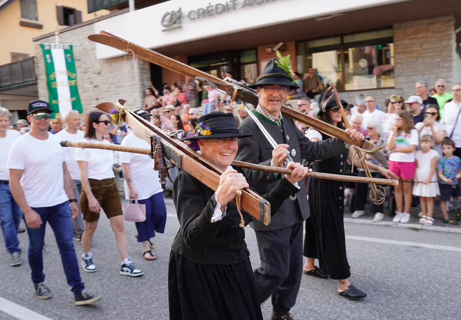 La festa del folklore, iniziata il 14 agosto con il rituale taglio del nastro e la sfilata in costumi tradizionali, proseguirà fino al 17 agosto. Ferragosto con i turisti sul monte Lussari e sentieri affollati Quattro giorni di eventi che intrecciano tradizioni, natura, musica e gastronomia, con attività pensate per tutte le età.