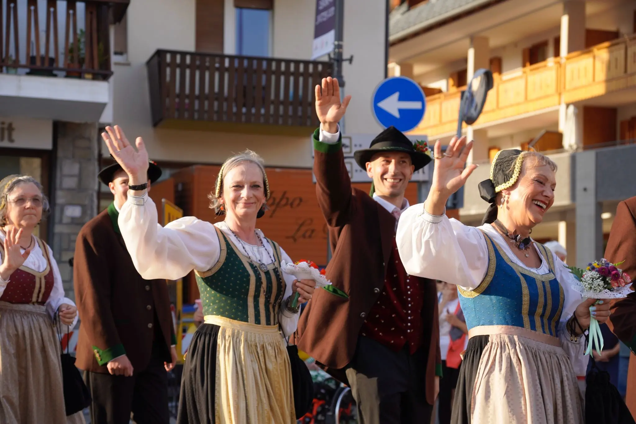 La festa del folklore, iniziata il 14 agosto con il rituale taglio del nastro e la sfilata in costumi tradizionali, proseguirà fino al 17 agosto. Ferragosto con i turisti sul monte Lussari e sentieri affollati Quattro giorni di eventi che intrecciano tradizioni, natura, musica e gastronomia, con attività pensate per tutte le età.