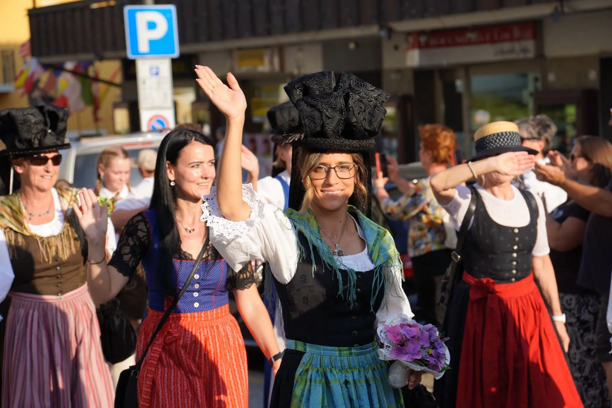La festa del folklore, iniziata il 14 agosto con il rituale taglio del nastro e la sfilata in costumi tradizionali, proseguirà fino al 17 agosto. Ferragosto con i turisti sul monte Lussari e sentieri affollati Quattro giorni di eventi che intrecciano tradizioni, natura, musica e gastronomia, con attività pensate per tutte le età.