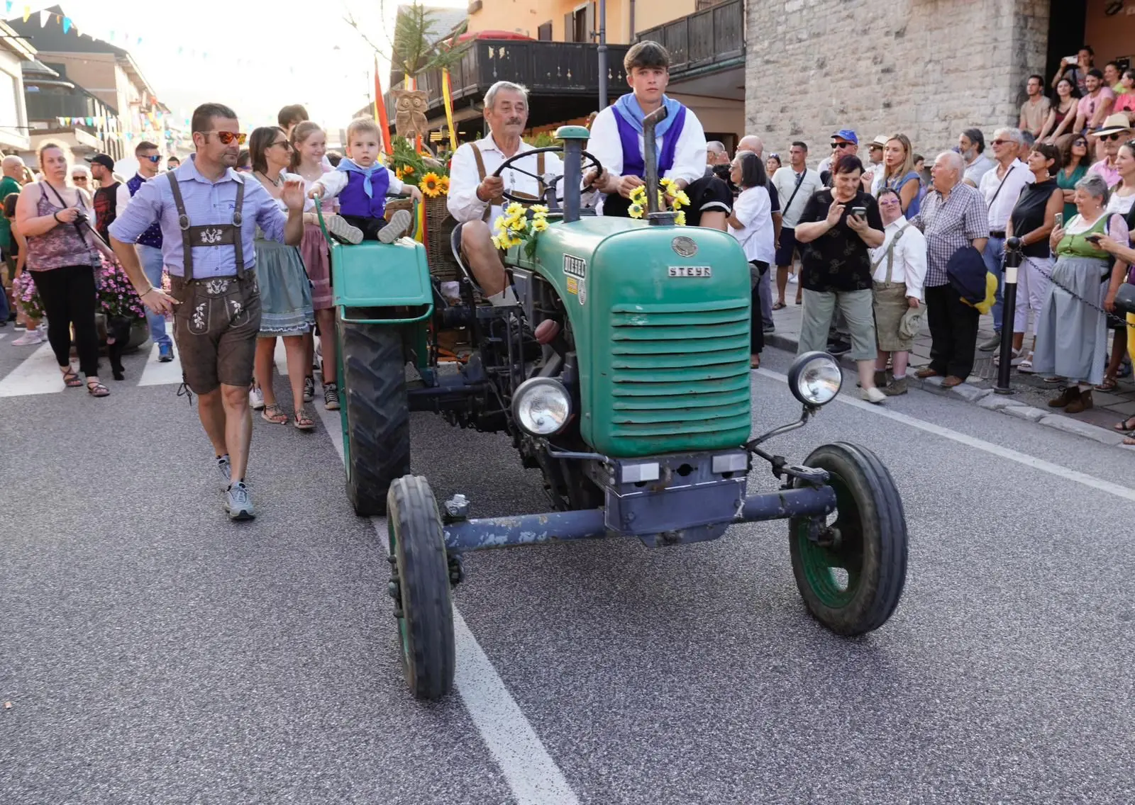 La festa del folklore, iniziata il 14 agosto con il rituale taglio del nastro e la sfilata in costumi tradizionali, proseguirà fino al 17 agosto. Ferragosto con i turisti sul monte Lussari e sentieri affollati Quattro giorni di eventi che intrecciano tradizioni, natura, musica e gastronomia, con attività pensate per tutte le età.